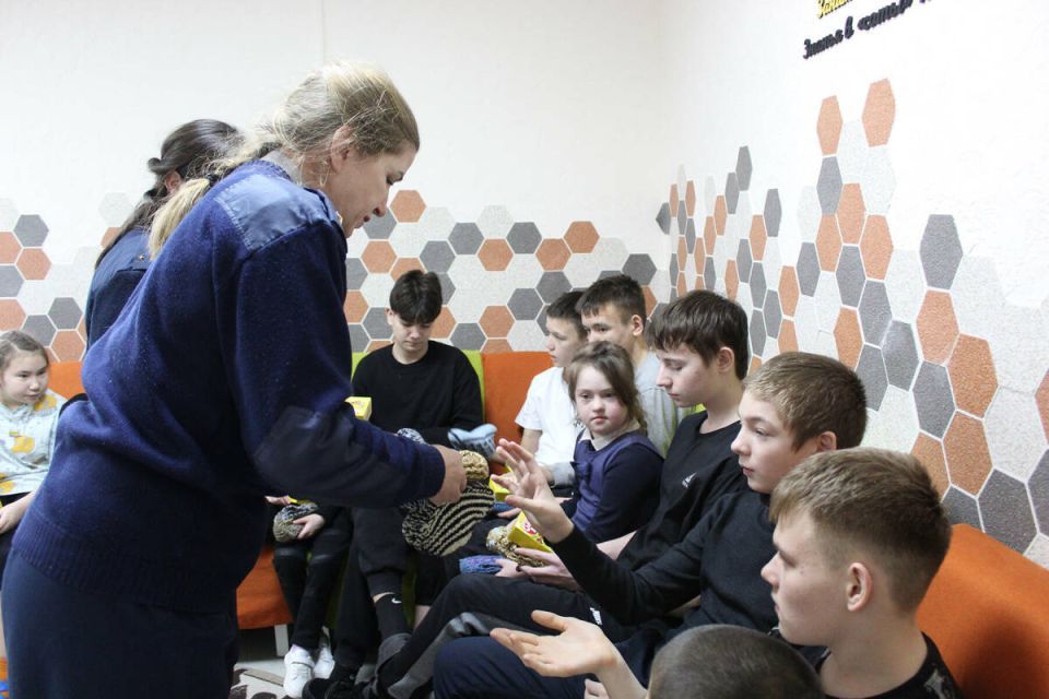 В мензелинском СИЗО №4 осужденная связала теплые носки для воспитанников детского центра