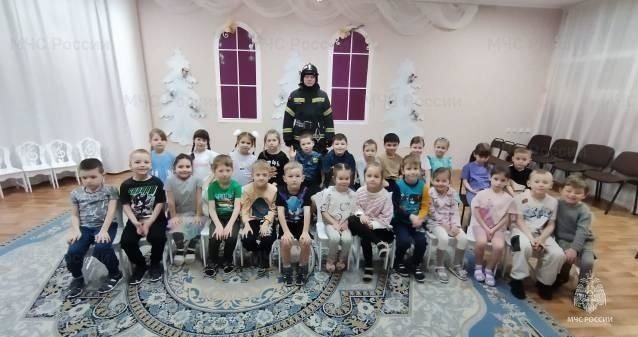 Сотрудники МЧС России провели урок безопасности для воспитанников детского сада