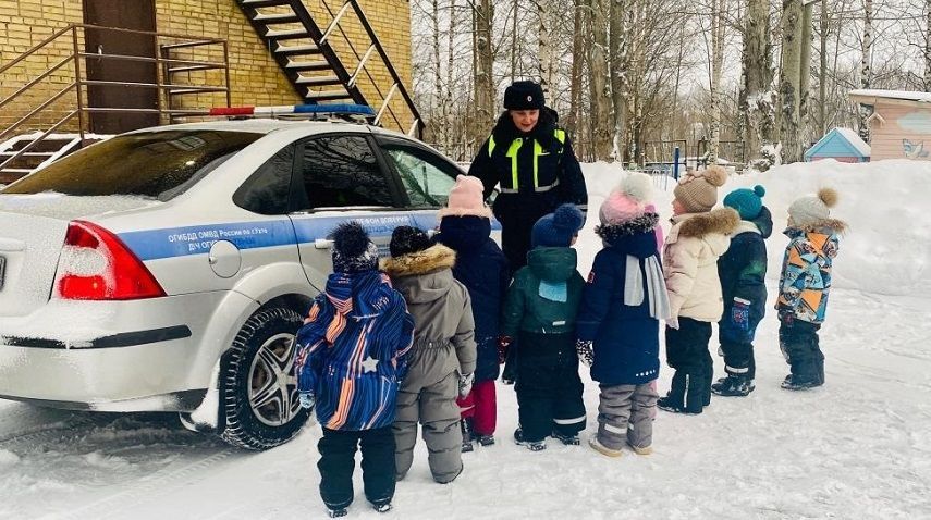 В Ухте сотрудники Госавтоинспекции провели для воспитанников детского сада №19 познавательное занятие