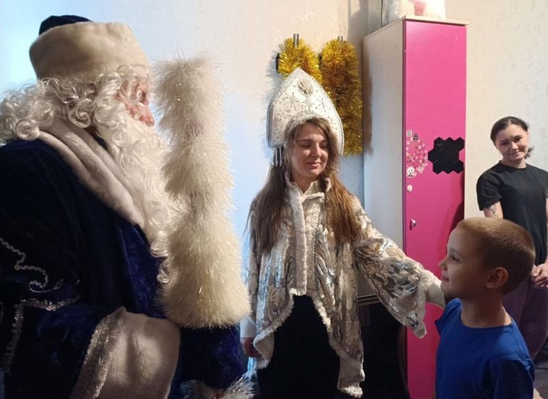 Акция «Полицейский Дед Мороз» подарила многодетной семье из Тенькинского округа капельку волшебства