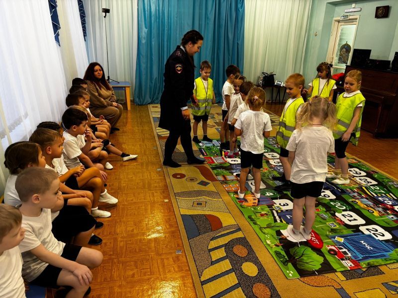 В Юрге полицейские совместно с членом Общественного совета провели для воспитанников детского сада игру «Бродилка по ПДД»