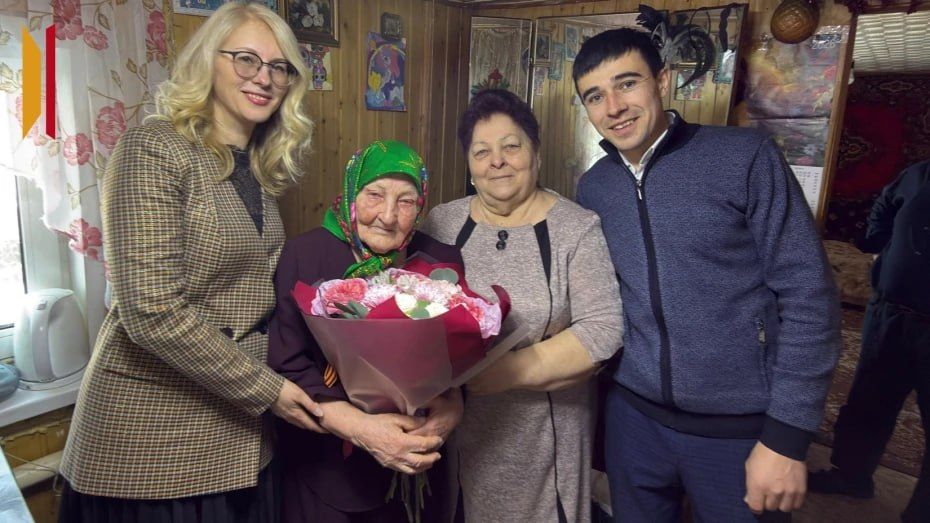 Утром первым делом застилает постель