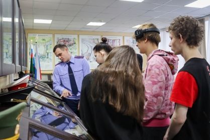 Сотрудники отдела криминалистики регионального следственного управления к 15-летию образования Следственного комитета Российской Федерации провели открытый урок для воспитанников детского дома