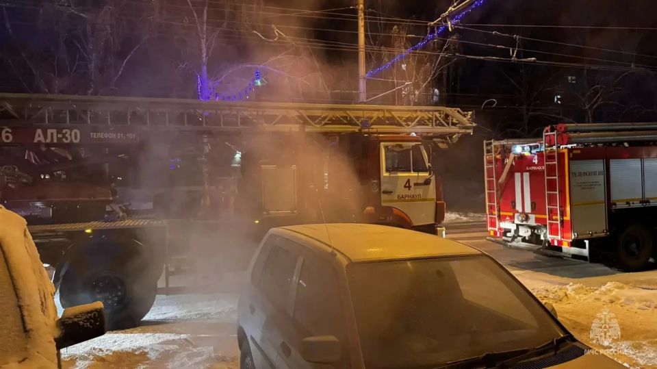 Из детской поликлиники в Барнауле эвакуировались 150 человек