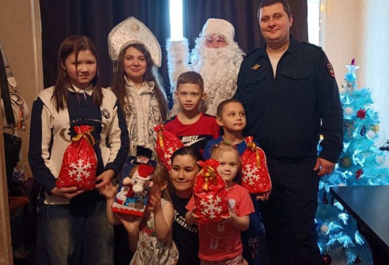 Акция «Полицейский Дед Мороз» подарила многодетной семье из Тенькинского округа капельку волшебства