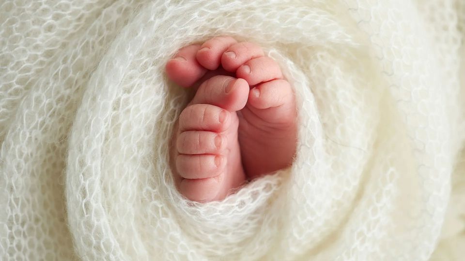 В ЗАГСе Ноябрьска поздравили семью первого новорожденного 2026 года