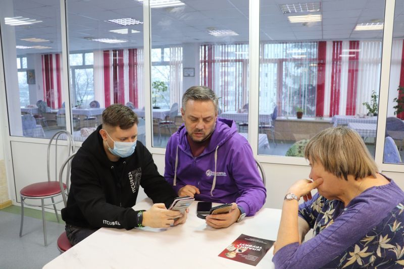 Начальник участковых уполномоченных полиции Красноярска навестил «кибербабушек»