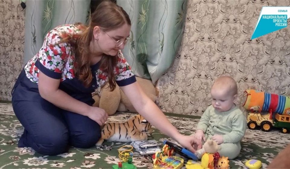 В Курской области социальная няня помогает семьям с детьми до трёх лет