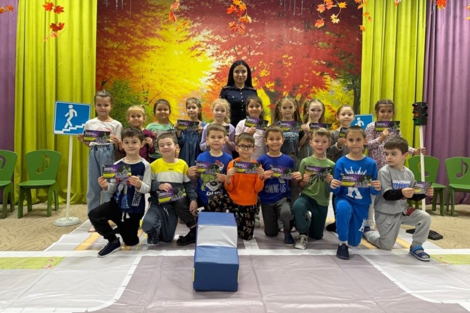 В Симферополе автоинспекторы провели занятия с воспитанниками детского сада с использованием мобильного автогородка