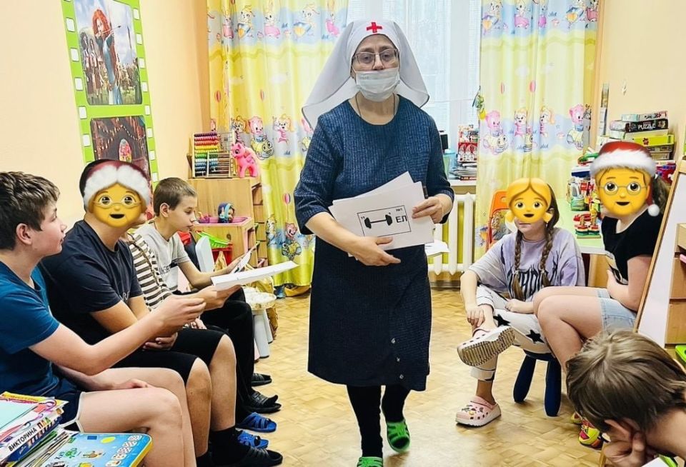 Сестры милосердия из Свято-Троицкого прихода Кургана посетили хирургическое и терапевтическое отделения областной детской больницы имени Красного Креста с благотворительной программой «Рождественская звезда»