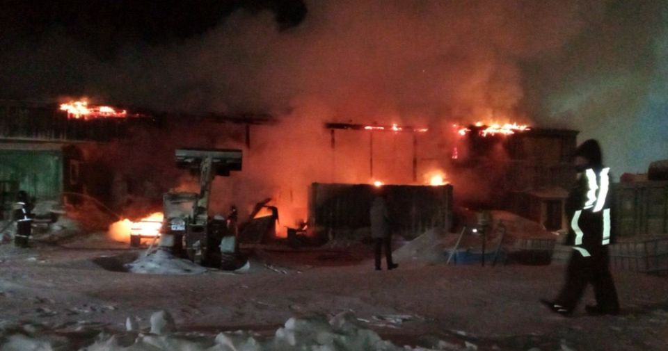 Жилой дом, мобильная АЗС и ангар транспортной компании сгорели на Чукотке