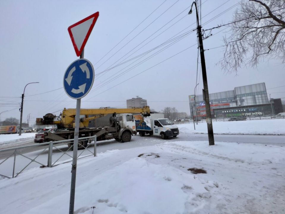 В Великом Новгороде грузовик со стрелой врезался в ГАЗель «Мед-Фуда»