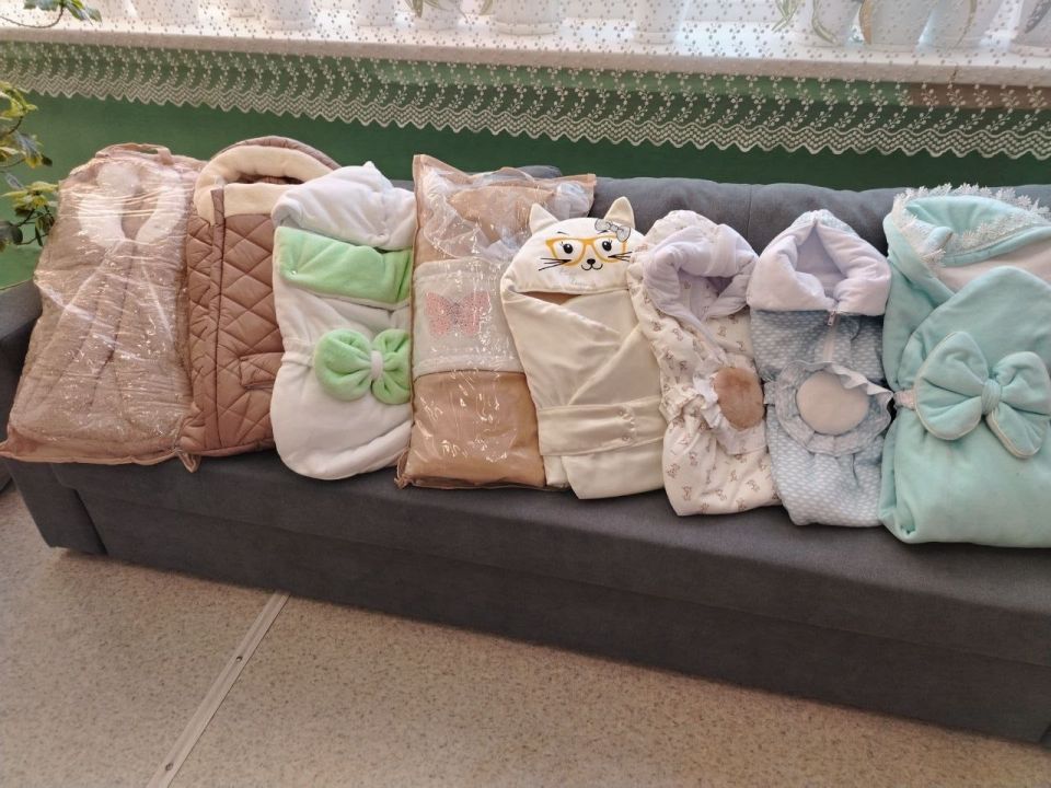 В Кургане волонтеры Центра защиты семьи, материнства и детства «Обитель милосердия» закупили наборы на выписку и сумки в роддом для мам и малышей. Об этом сообщает пресс-служба организации