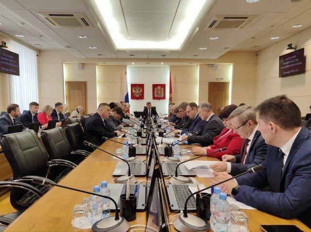 Заседание краевого Правительства: поддержка многодетных семей и пожилых граждан, экология городов, планшеты для учителей