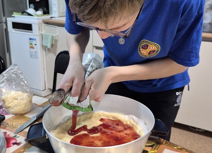 Дед Мороз исполнил мечту юного биробиджанца, помогающего СВО пирогами