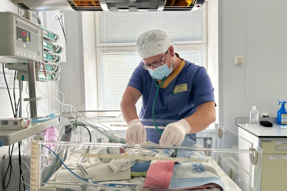 Двоих недоношенных новорождённых санавиацией доставили из Великого Устюга в Вологду