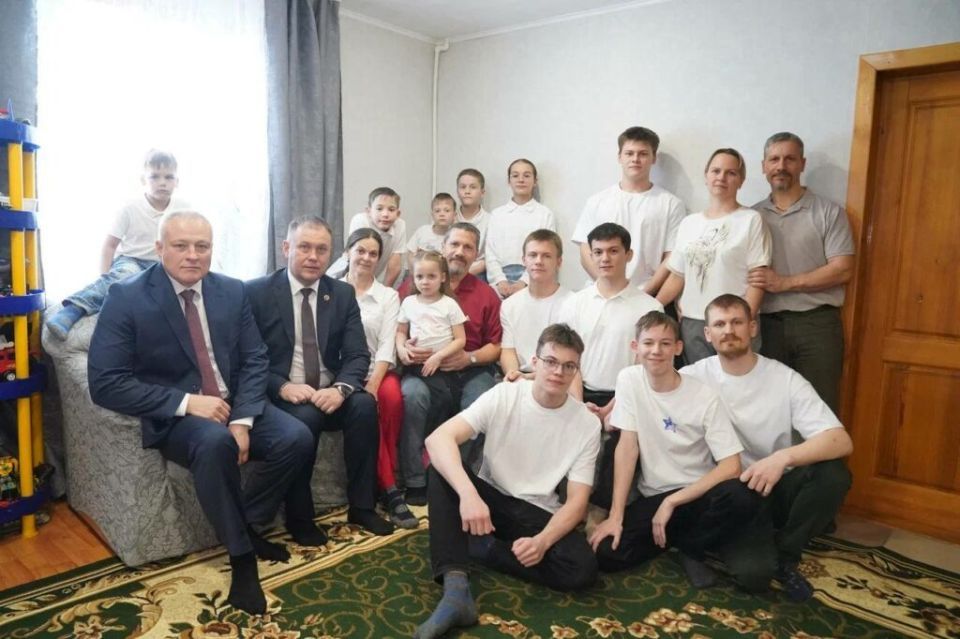 Илья Середюк побывал в гостях у многодетной семьи Балакай в Осинниках