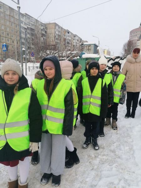 Безопасная зима: сотрудники Госавтоинспекции и представители Юношеской автомобильной школы провели практическое занятие со школьниками и воспитанниками детского сада