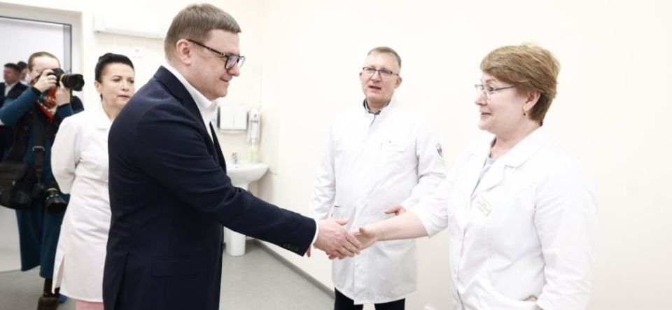 Алексей Текслер осмотрел обновленное здание женской консультации в Копейске