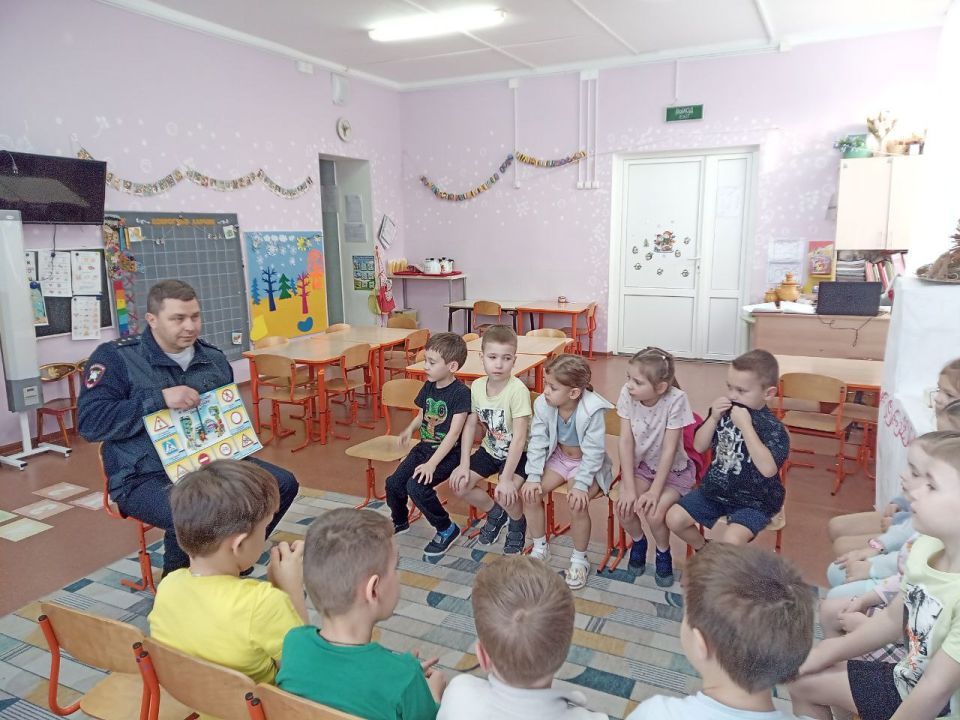 В Бугуруслане инспектор ГИБДД провел беседу с воспитанниками детских садов о правилах дорожного движения в зимний период