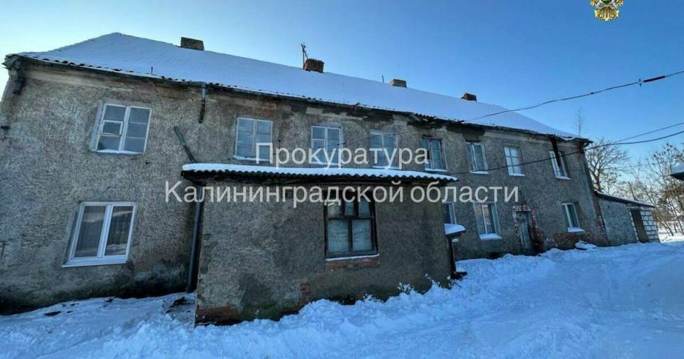 Пенсионерка и многодетная семья: прокуратура разбирается с аварийным домом в Правдинском районе