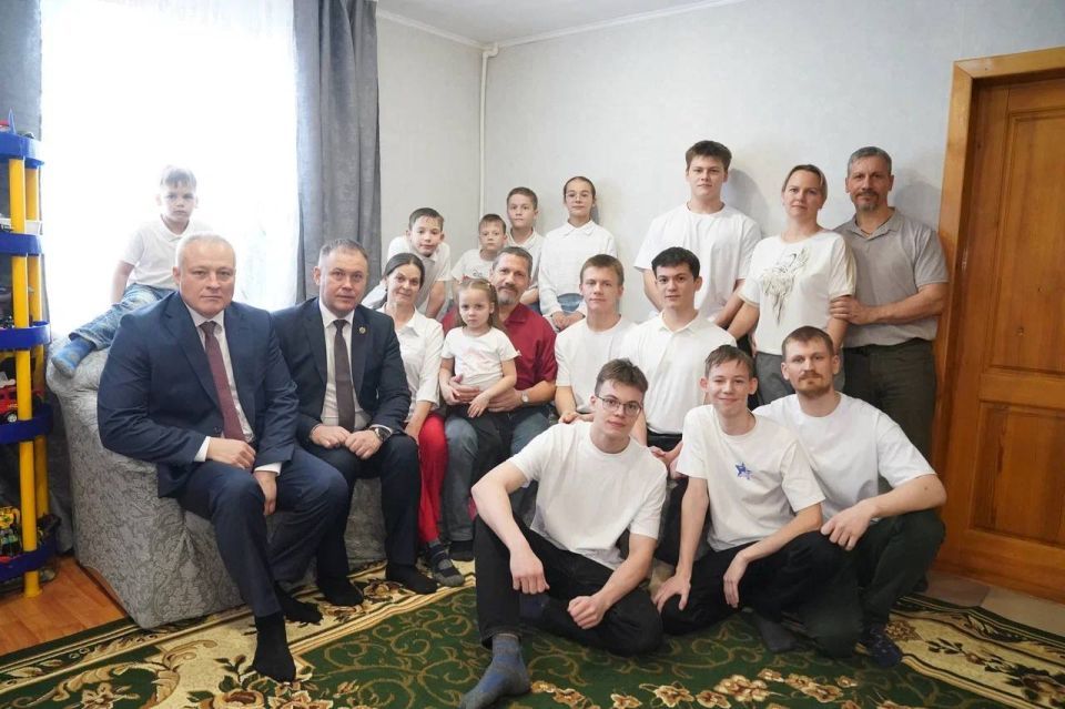 Губернатор Илья Середюк побывал в гостях у многодетной семьи Балакай в Осинниках