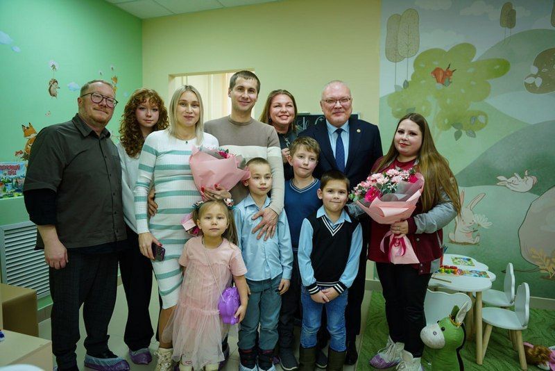 Губернатор Соколов посетил Семейный МФЦ в День многодетной семьи