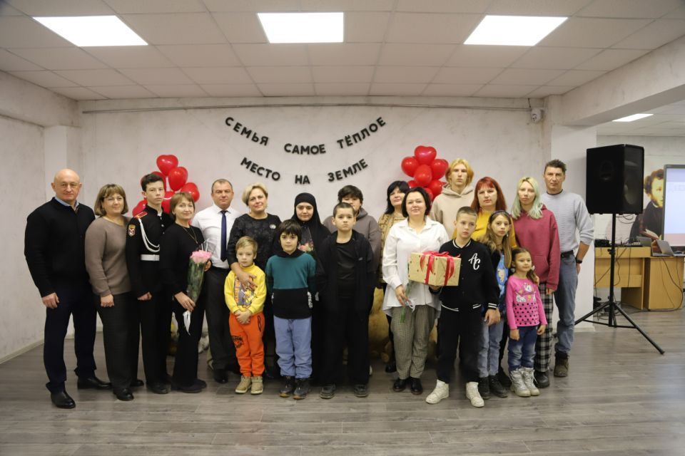 В стенах Центральной районной библиотеки имени А. С. Пушкина состоялся торжественный приём, посвящённый Дню многодетной семьи в Республике Крым