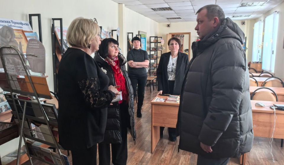 Глава Курского района посетил Халинскую библиотеку