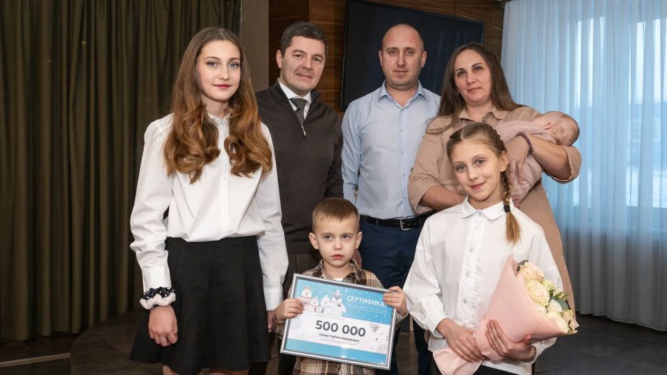 Губернатор ЯНАО вручил многодетной семье из Салехарда юбилейный маткапитал