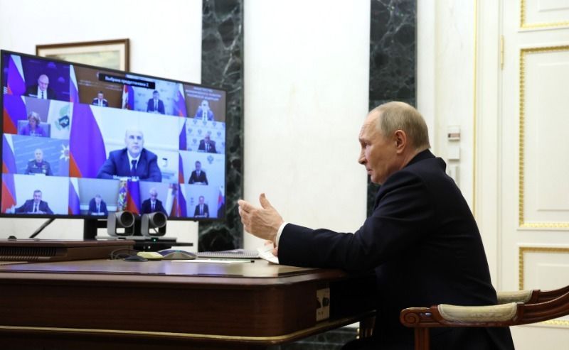 Владимир Путин поручил вернуть выплаты многодетным семьям, лишившимся пособий