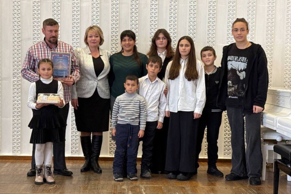 В Керчи состоялось торжественное собрание по случаю первого празднования Дня многодетной семьи Республики Крым