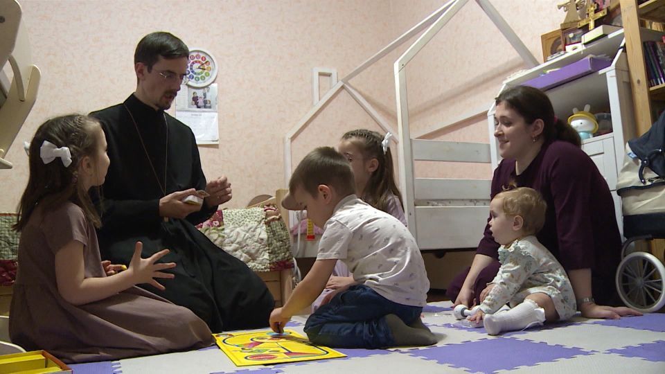 Не ради собственного удовольствия, а отдавая себя другим. "Вести" познакомились с многодетной семьей священника