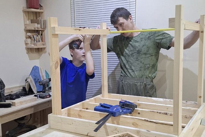 С помощью соцконтракта молодая семья открыла мебельное производство