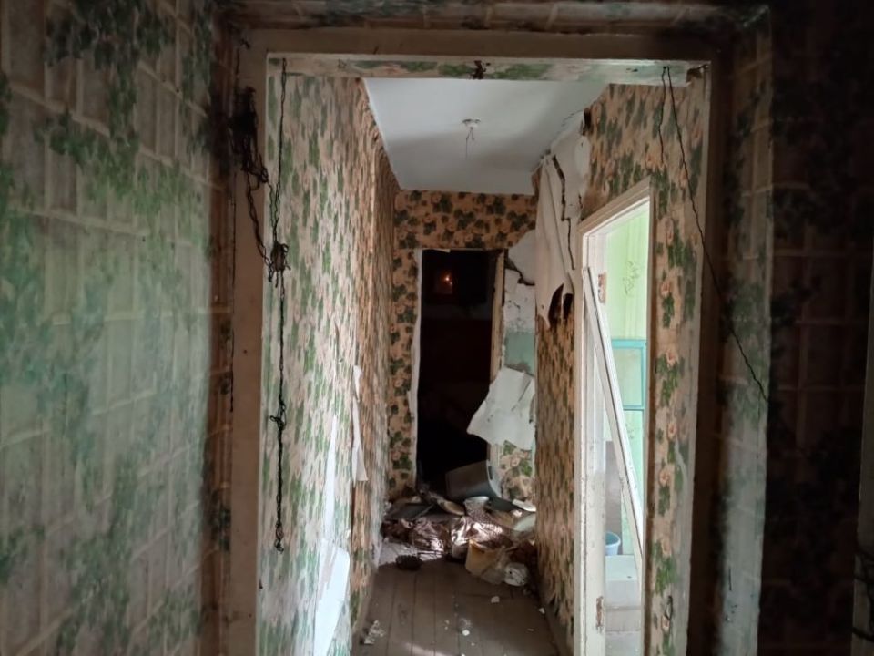 В Приамурье расследуют, почему многодетную семью не переселили из аварийного дома