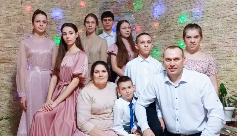 «Уважение и забота друг о друге»: многодетная семья Пантилейкиных поделилась секретами семейного счастья
