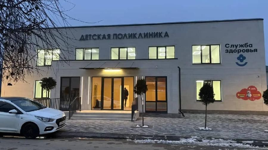 Казбек Коков проинспектировал ход капитального ремонта детской поликлиники в Александровке