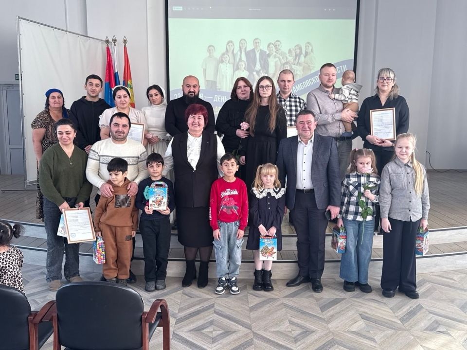 В Тамбовском округе молодым семьям вручили сертификаты на покупку жилья