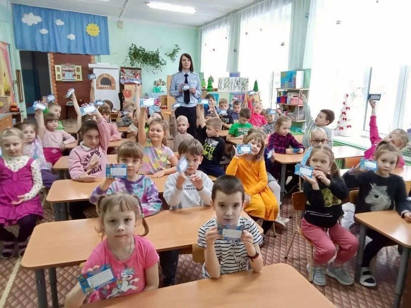 Сотрудники Госавтоинспекции встретились с воспитанниками детского сада № 3 города Вышнего Волочка