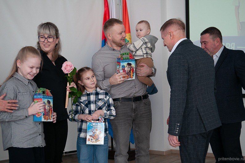 В Тамбовском округе молодым семьям вручили сертификаты на жильё