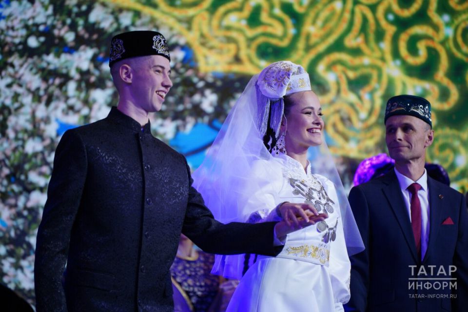 Власти Татарстана поддержали 80 молодых семей, выделив им специальные гранты на проведение свадеб в национальных традициях