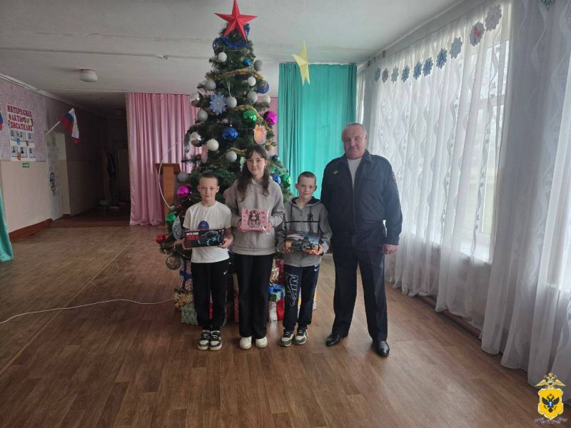 В Скадовском округе полицейские исполнили новогодние мечты троих ребят из многодетной семьи