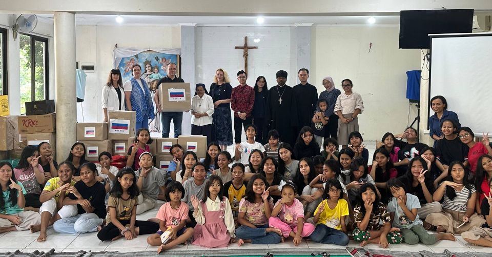 24 января сотрудники Посольства России в Джакарте провели церемонию передачи гуманитарной помощи воспитанникам детского дома «Panti Asuhan Pondok Damai»