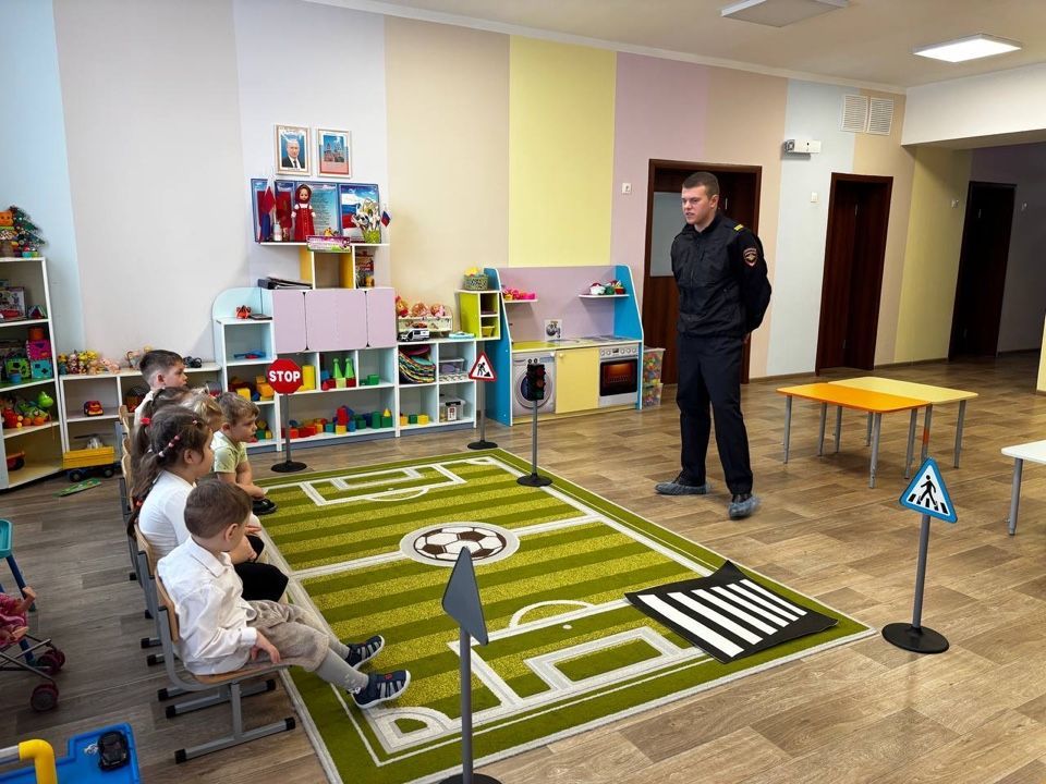 В Орле полицейские провели урок безопасности для воспитанников детского сада