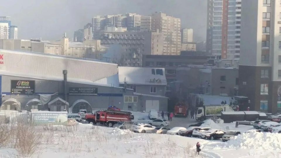 На ВДНХ в Барнауле вспыхнул пожар: из подземного гаража эвакуировали сотни человек
