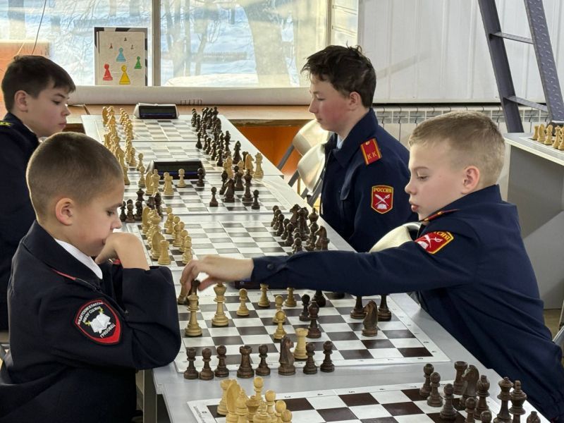 Заместитель начальника регионального УМВД Алексей Оботуров поздравил лучших шахматистов среди кадетов