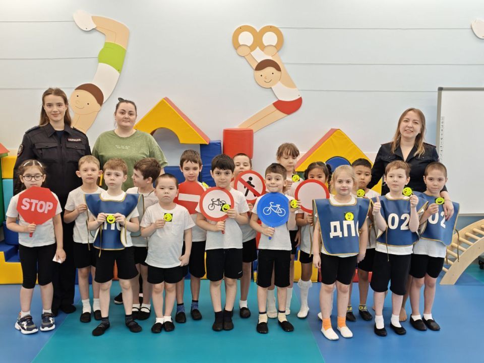 Знать, чтобы не попасть в беду: автоинспекторы Надыма провели занятие в детском саду