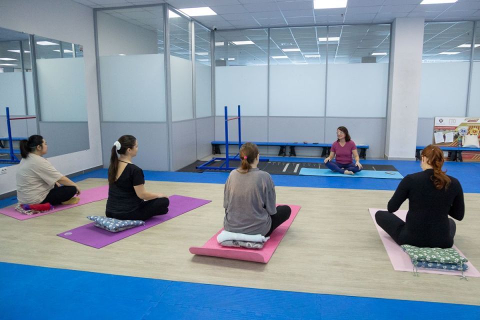 В гармонии и спокойствии: для будущих мам Южно-Сахалинска проходят бесплатные занятия по йоге