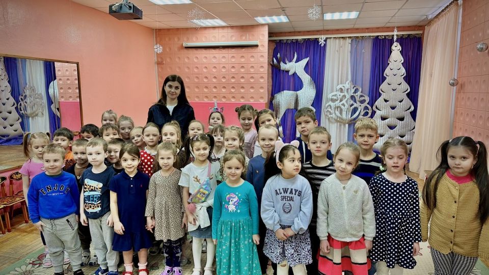 «С ПДД с малых лет»: в Смоленске инспекторы Госавтоинспекции провели обучающую акцию для дошкольников