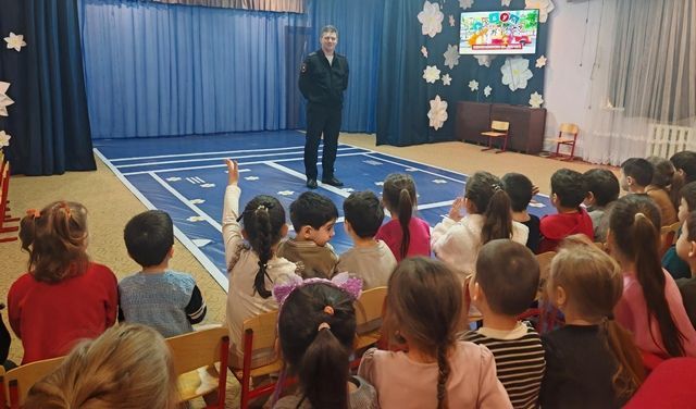 Госавтоинспекторы помогают детям Адыгеи формировать базовые навыки безопасного поведения на дороге